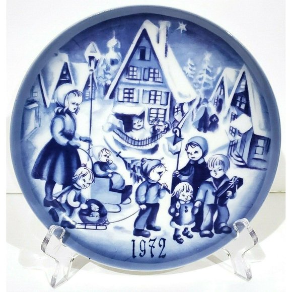 Norcrest China WINTER CHRISTMAS 1972 DECORATOR WALL PLATE blue white H Saji X556 - Picture 1 of 5